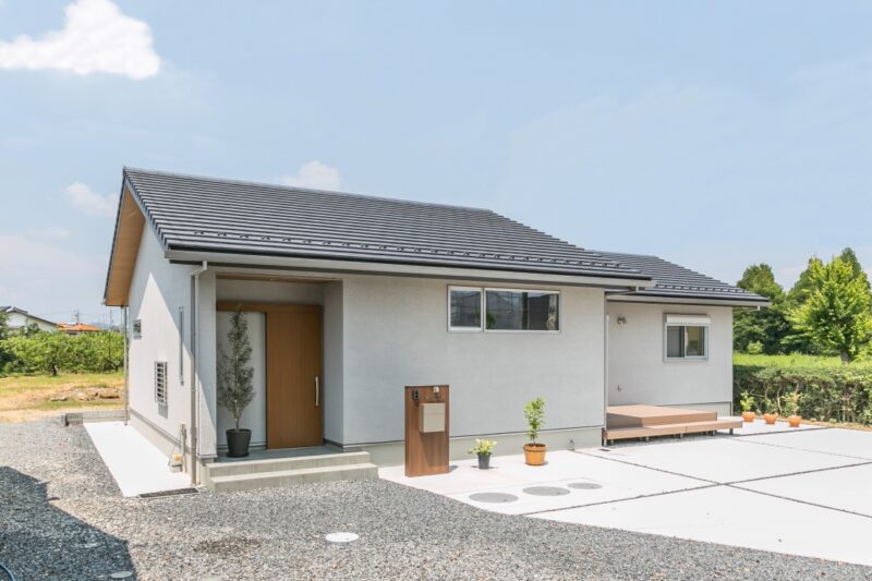 【注文住宅】素材感にこだわったシンプルな木の平屋の家
