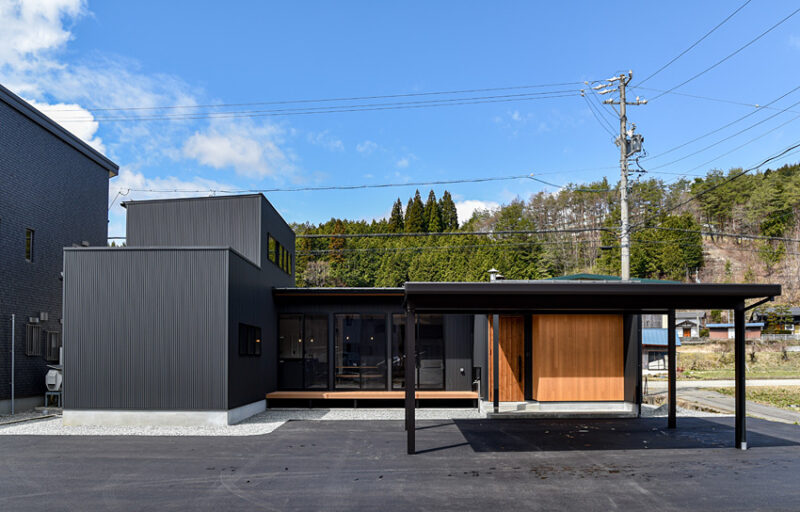 Outdoor を楽しむ庭と土間空間のある家