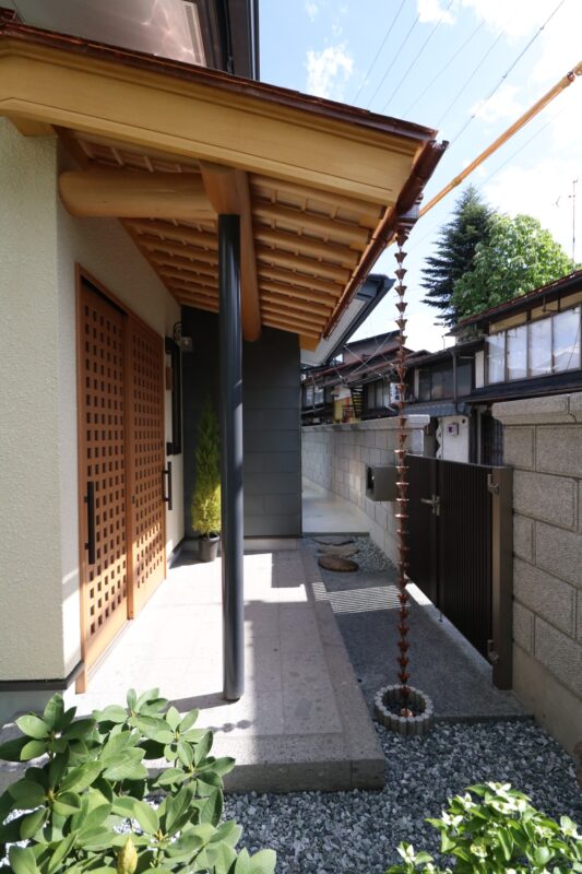 昭和の名残を伝える街に建つ家