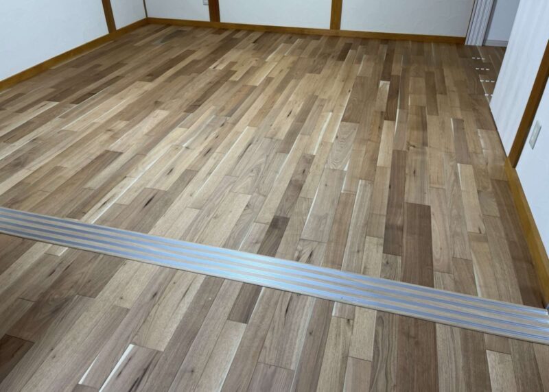 木の温かみを感じる飛騨産無垢フローリング